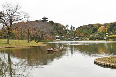 Japonya turistik bir yer olan 'Sankeien Garden' ı geziyor. Yokohama Şehri, Kanagawa Bölgesi, Japonya. Uçsuz bucaksız bir alanda tarihi binaları ve mevsimlik çiçekleri olan Japon tarzı bir bahçe..
