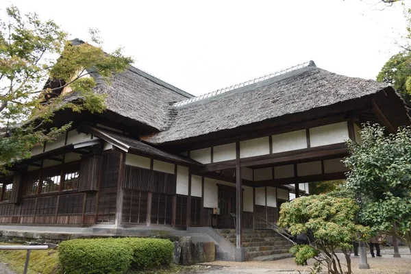 日本旅游胜地 三基园 日本神奈川县横滨市 一个日本风格的花园 有历史建筑和季节性的花朵在一个广阔的场地上 — 图库照片