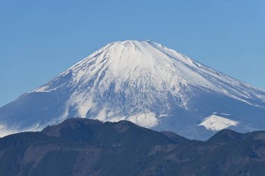 Kış başında Fuji Dağı manzarası. Dağ 'ın kar örtüsü. Fuji, önümüzdeki yılın sonbaharından yaz başına kadar görülebilir..