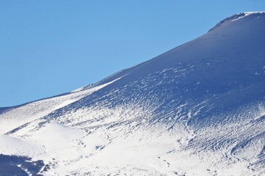 Kış başında Fuji Dağı manzarası. Dağ 'ın kar örtüsü. Fuji, önümüzdeki yılın sonbaharından yaz başına kadar görülebilir..