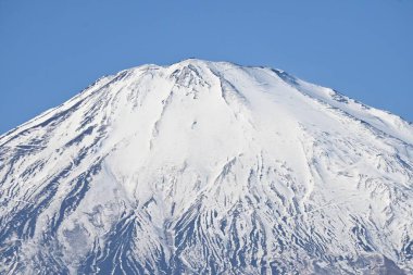 Kış başında Fuji Dağı manzarası. Dağ 'ın kar örtüsü. Fuji, önümüzdeki yılın sonbaharından yaz başına kadar görülebilir..