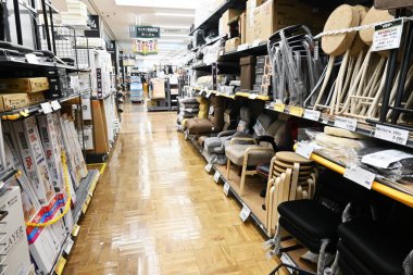  Japonya 'daki ev geliştirme merkezleri DIY ile ilgili ürünler, ev aletleri, iç mobilyalar, giysiler, bahçe eşyaları ve diğer günlük ihtiyaçlar gibi çeşitli ürünler satmaktadır..