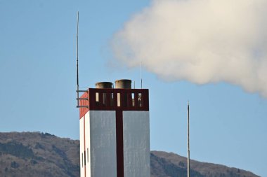  Çöp yakma fırınının bacasından çıkan dumanın görüntüsü..