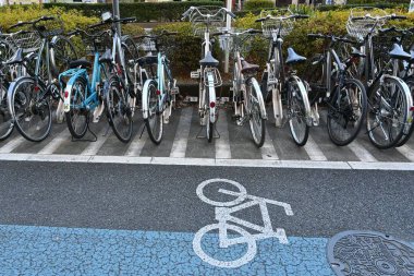 Bicycles in the bicycle parking rack in Japan. If left on the sidewalk, it will disturb passers-by and damage the scenery, so it is necessary to observe manners.