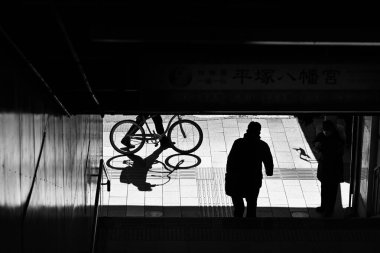 An abstract representation of passers-by in the station area. An evocative background image with a blurry pictures.