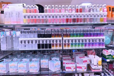 In Japan , there are 100-yen shops where you can buy everything for 100 yen before tax. There are many other products such as household goods, food, stationery, electrical appliances, etc.