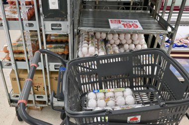  The eggs. Recently in Japan, the price of eggs has been soaring due to the soaring price of feed due to the Ukrainian War and the influence of Avian influenza.