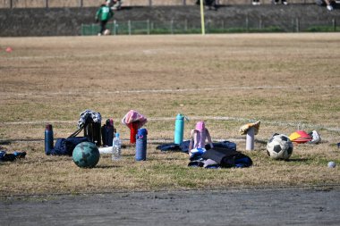 Gençlerin futbol maçı sahnesi. Erkek spor malzemesi.