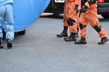 Acil bir hastayı ambulansla taşıma sahnesi.