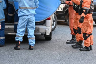 Acil bir hastayı ambulansla taşıma sahnesi.