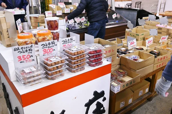 一个日本杂货店市场的景象 有各种各样的配料 如新鲜鱼 蔬菜和水果 — 图库照片