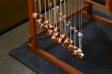  Japonya gezisi. Geleneksel gemi 'Iga örgülü kablo'. Iga Şehri, Mie Bölgesi. İpek iplikten örülmüş ve Japon giysileri için kullanılıyor. Geçmişte, zırh ve kılıç olarak kullanılırdı..