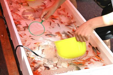 Japonya 'nın yaz festivali tezgahlarını gezmenin zevki. En sevdiğiniz mağazadan yiyecek alırken yemek yiyebilirsiniz ve japon balığı kepçeleme gibi yemekten başka birçok oyun vardır..