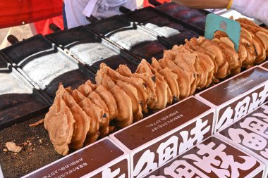 Japonya 'nın yaz festivali tezgahlarını gezmenin zevki. En sevdiğiniz mağazadan yiyecek alırken yemek yiyebilirsiniz ve japon balığı kepçeleme gibi yemekten başka birçok oyun vardır..