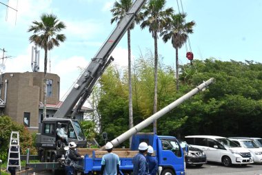 Vinç kamyonu tarafından demir direklerin ve beton direklerin çıkarılması. İnşaat alanının manzarası.