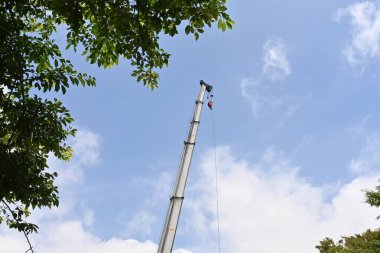 Vinç kamyonu tarafından demir direklerin ve beton direklerin çıkarılması. İnşaat alanının manzarası.