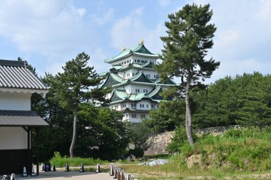 Japonya gezisi. Nagoya Şatosu, Aichi ilinin Nagoya şehrinde yer alan bir kaledir. Ieyasu Tokugawa, Oda Nobunaga 'nın doğduğu kaleye Nagoya Şatosu' nu inşa etti..