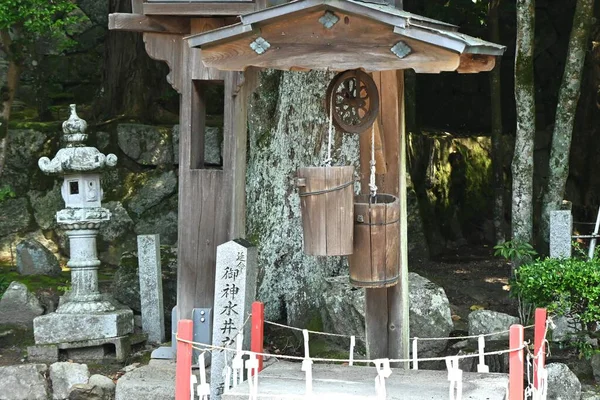 日本的历史名胜古迹 很久很久以前 自来水还没有普及 人们习惯从井里取水 — 图库照片