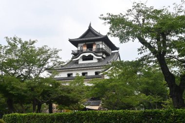  Japonya turu, kale turu. Inuyama Şatosu, Inuyama Şehri, Aichi Bölgesi. Kiso Nehri 'ne bakan Inuyama Kalesi' nin Japonya 'nın en eski ahşap kale kulesi olduğu söyleniyor..
