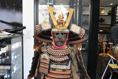 Japon turizmi, Japon tarihi ve kültürü. Eski Japon üniforması 'Yoroi' ve 'Kabuto'. Japon Zırhı ve Samuray Savaşçısı miğferi.