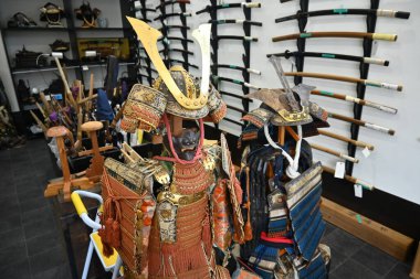Japon turizmi, Japon tarihi ve kültürü. Eski Japon üniforması 'Yoroi' ve 'Kabuto'. Japon Zırhı ve Samuray Savaşçısı miğferi.