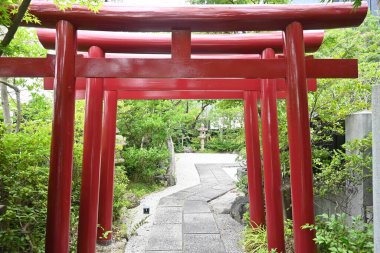 Japon türbesinden bir kırmızı torii. Vermilion kullanılır çünkü eski Japonlar güneşin (Tanrı) renginin hayat dinamizmini getirmesini istemişlerdir..