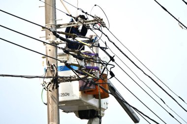 Yol boyunca elektrik direklerinin yukarıdan görünüşü.