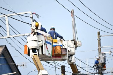 Yol boyunca elektrik direklerinin yukarıdan görünüşü.