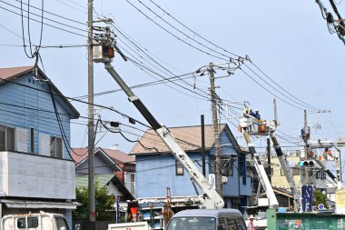 Yol boyunca elektrik direklerinin yukarıdan görünüşü.