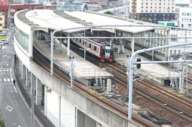 Japonya 'da sabah bir tren istasyonu manzarası. Ulaşım için arkaplan materyali.