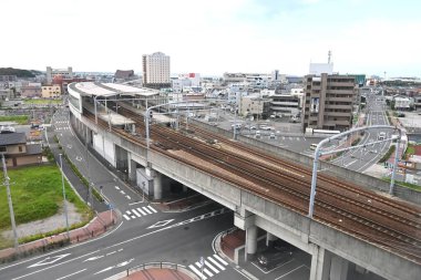 Japonya 'da sabah bir tren istasyonu manzarası. Ulaşım için arkaplan materyali.
