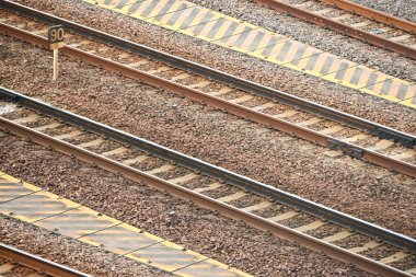 Japonya 'da sabah bir tren istasyonu manzarası. Ulaşım için arkaplan materyali.