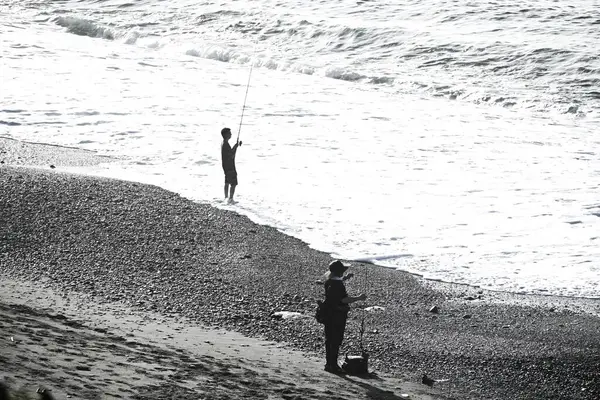 渔夫们在夏天的海滩上 海上休闲背景资料 — 图库照片