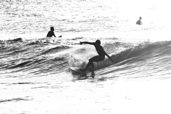 冲浪者在海滩上 海洋体育休闲背景图像 — 图库照片