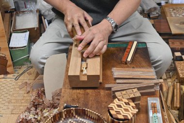 Geleneksel Japon gemisi 'Hakone Markizi' (Hakone-Yosegi-Zaiku). İşaret, çeşitli ormanların doğal renklerini kullanarak geometrik desenler yaratan bir tekniktir. Popüler bir hatıra..