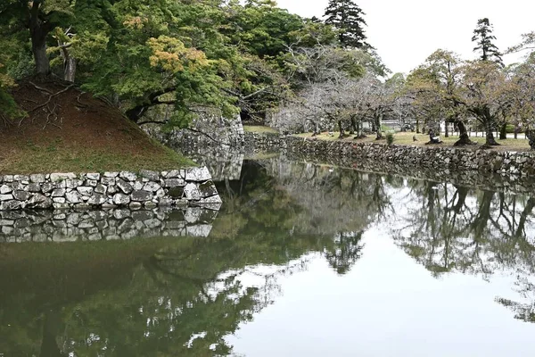  Japonya turistik seyahat rehberi bilgileri. 'Hikone Kalesi' ve 'Genkyuen (Japon feodal lordun bahçesi).' Hikone Şehri, Shiga Bölgesi, Japonya.