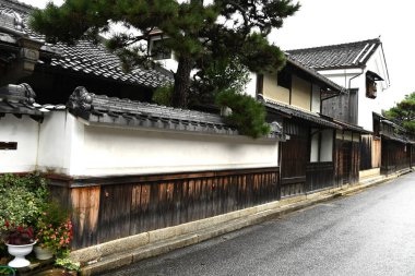 Japonya 'ya bir gezi. Omi tüccarlarının bir dizi evi. Omihachiman Şehri, Shiga Bölgesi. Japonya 'nın tarihi geleneksel ev koruma alanı.