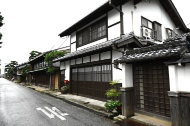 Japonya 'ya bir gezi. Omi tüccarlarının bir dizi evi. Omihachiman Şehri, Shiga Bölgesi. Japonya 'nın tarihi geleneksel ev koruma alanı.