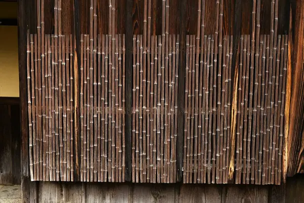 Japonya 'ya bir gezi. Omi tüccarlarının bir dizi evi. Omihachiman Şehri, Shiga Bölgesi. Japonya 'nın tarihi geleneksel ev koruma alanı.