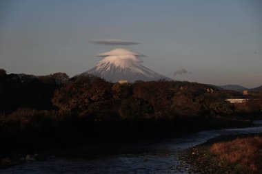 Mt. Dağın Cap bulutu. Fuji. Nadir bir görüntü. Güçlü rüzgarlar atmosferin üst kısımlarındaki nemli havadan estiğinde meydana gelen bir fenomen. Japonya seyahat materyalleri.