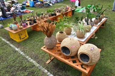 Japonya 'da sabah pazarı / bit pazarı. Kalabalık sabah meydanında el işi, çömlek, taze sebze ve taze tatlılar almak için toplanıyor..