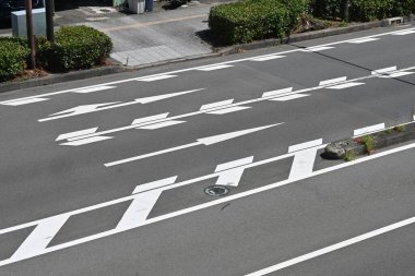 Japon trafik işaretleri. Trafik güvenliği için çeşitli işaretler yazılıyor. Ayrıca, İngiltere 'de olduğu gibi, Japon araçları solda sürüyorlar..
