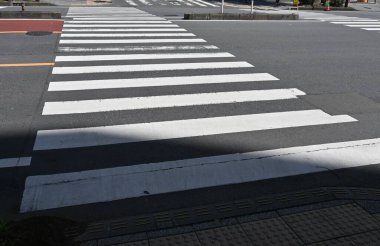 Japon trafik işaretleri. Trafik güvenliği için çeşitli işaretler yazılıyor. Ayrıca, İngiltere 'de olduğu gibi, Japon araçları solda sürüyorlar..