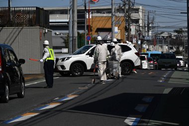 Yol işaretleme hattı inşaatı sahnesi. Trafik güvenliği için yolun ortasını beyaz boyayla temizlemeye çalış..