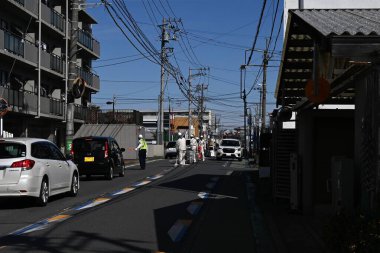 Yol işaretleme hattı inşaatı sahnesi. Trafik güvenliği için yolun ortasını beyaz boyayla temizlemeye çalış..
