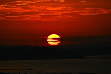 Güneşin doğuşunu görmek. Evrenin gizemli güzelliğinin arkaplan materyali.
