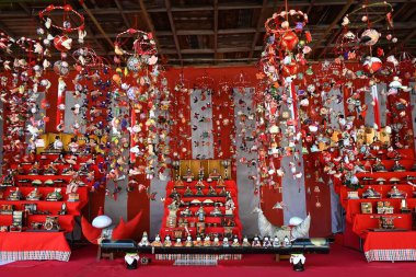 Hina-ninngyo oyuncak bebek festivalinde geleneksel Japon kostümü giyen özel bir oyuncak bebek. Ve Hina-festival (Bebek Festivali) genç kızın büyümesi ve mutluluğu için dua etmek için bir fırsat..