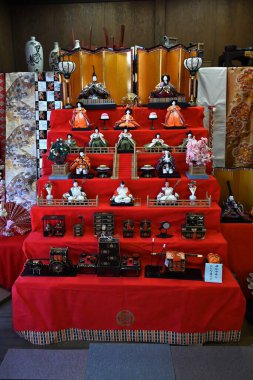 Hina-ninngyo oyuncak bebek festivalinde geleneksel Japon kostümü giyen özel bir oyuncak bebek. Ve Hina-festival (Bebek Festivali) genç kızın büyümesi ve mutluluğu için dua etmek için bir fırsat..