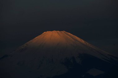 Dağ 'ın çeşitli sahneleri. Fuji. Japonya 'nın ünlü dağı, Mt. Fuji, günün ve mevsimin saatlerine bağlı olarak çeşitli ifadeler gösteren harika bir dağdır..