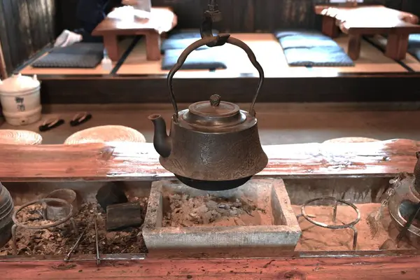 Eski bir halk evi kullanan bir Japon soba restoranının manzarası. Eski Japon mobilyaları Japon mutfağıyla mükemmel bir uyum içindeydi..